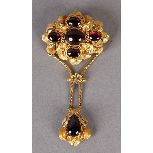 295 - AN EARLY VICTORIAN GARNET PENDANT BROOCH, in  15ct gold, the oval cabochon carbuncle stones collet s... 