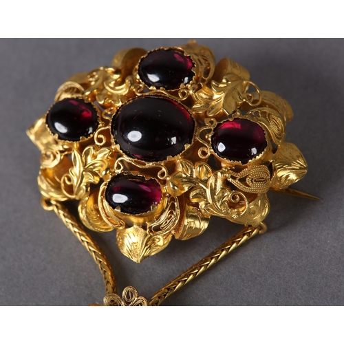 295 - AN EARLY VICTORIAN GARNET PENDANT BROOCH, in  15ct gold, the oval cabochon carbuncle stones collet s... 