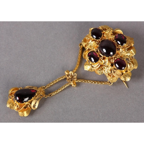 295 - AN EARLY VICTORIAN GARNET PENDANT BROOCH, in  15ct gold, the oval cabochon carbuncle stones collet s... 