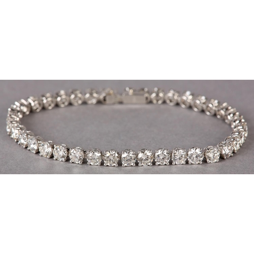 287 - A DIAMOND TENNIS BRACELET, the brilliant cut stones claw set in line in white metal (tests as platin... 