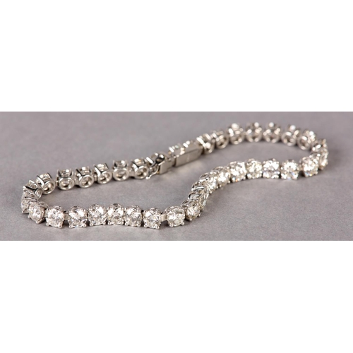 287 - A DIAMOND TENNIS BRACELET, the brilliant cut stones claw set in line in white metal (tests as platin... 