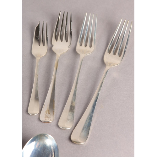 198 - A CANTEEN OF SILVER CUTLERY BY ARTHUR PRICE OF ENGLAND, twelve place setting, Rat Tail pattern, cons... 