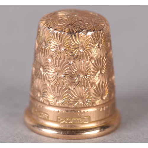 285 - A GEORGE V THIMBLE in 9ct gold by Charles Horner Ltd, all over dandelion seed patterned in original ... 