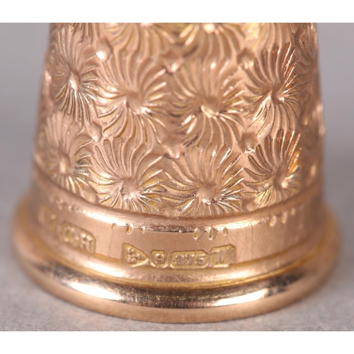 285 - A GEORGE V THIMBLE in 9ct gold by Charles Horner Ltd, all over dandelion seed patterned in original ... 