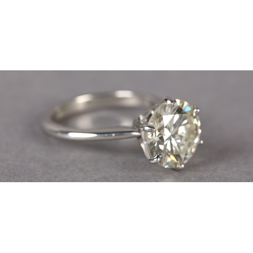 290 - A SINGLE STONE DIAMOND RING IN PLATINUM, the certified brilliant cut stone claw set and raised again... 