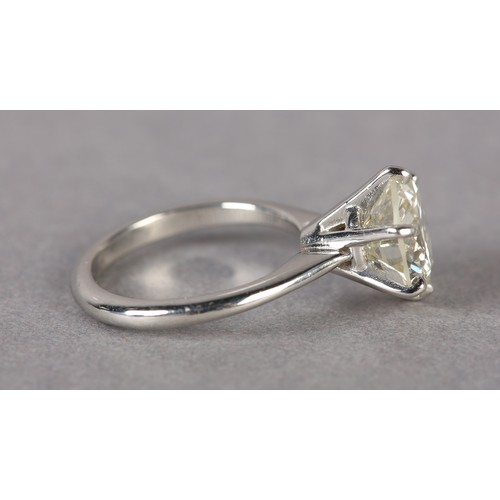 290 - A SINGLE STONE DIAMOND RING IN PLATINUM, the certified brilliant cut stone claw set and raised again... 