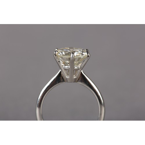 290 - A SINGLE STONE DIAMOND RING IN PLATINUM, the certified brilliant cut stone claw set and raised again... 