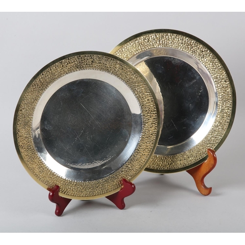 261 - A PAIR OF ELIZABETH II SILVER PLATES, Stuart Devlin, London 1968/72, circular with silver gilt 'pebb... 