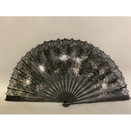 32 - An elegant c 1905 fan in ballon form, the monture shaped, incised and gilded, the olive-green silk l... 