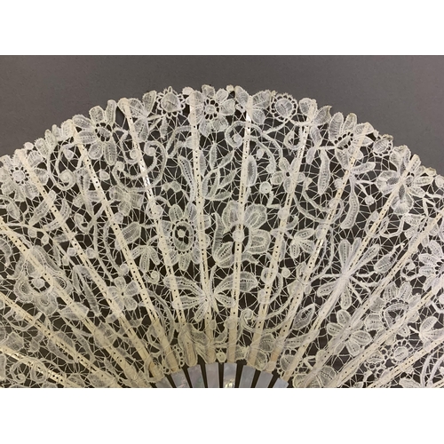 79 - A large c 1890s white mother of pearl and Bruges bobbin lace fan, of floral design, guard approx. 32... 