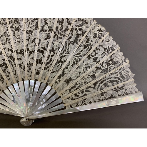 79 - A large c 1890s white mother of pearl and Bruges bobbin lace fan, of floral design, guard approx. 32... 