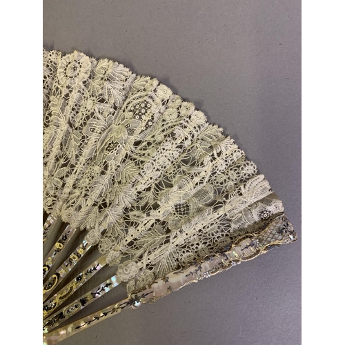 81 - An early 20th century pink mother of pearl fan, the monture carved, pierced and gilded, the leaf of ... 