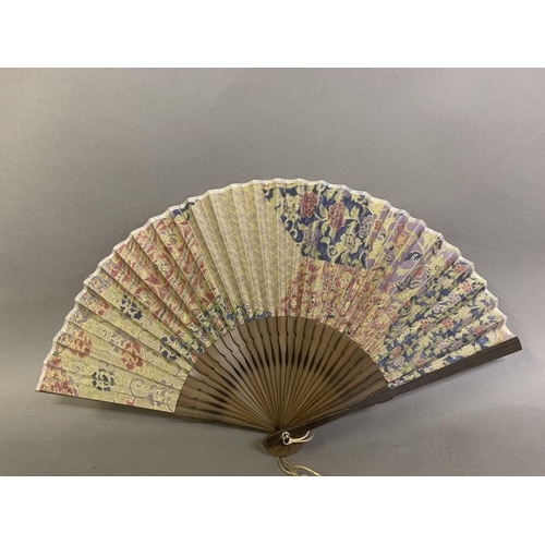 60 - A small 20th century celluloid brisé fan with a faint design of dancers, the lower guard printed wit... 