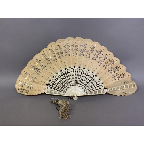 63 - A 19th century bone Jenny Lind fan with elaborately carved gorge, designed with concentric bands of ... 