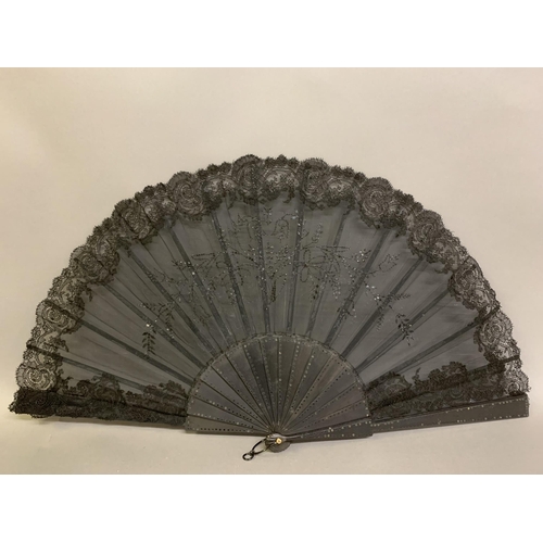 86 - A large Limerick lace fan c 1890’s, the leaf designed with a central harp, the remaining leaf a mean... 