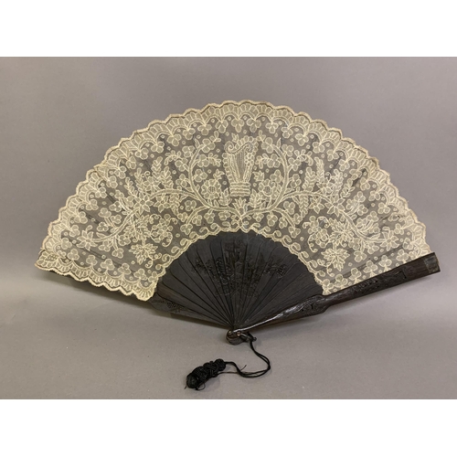 86 - A large Limerick lace fan c 1890’s, the leaf designed with a central harp, the remaining leaf a mean... 