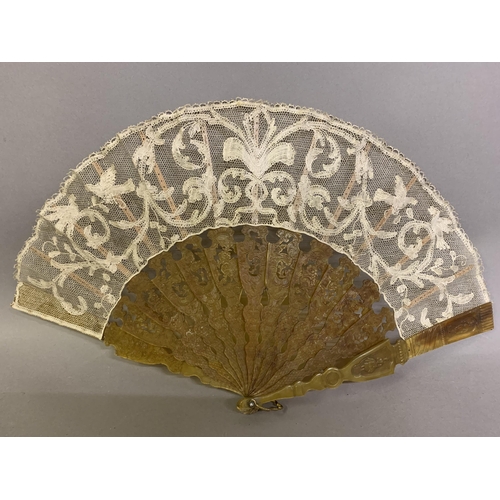 14 - A mid-19th century horn fan with very decorative monture, shaped into shields just below the shoulde... 