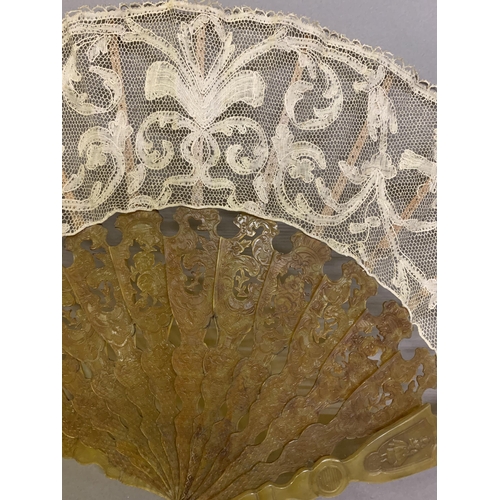 14 - A mid-19th century horn fan with very decorative monture, shaped into shields just below the shoulde... 