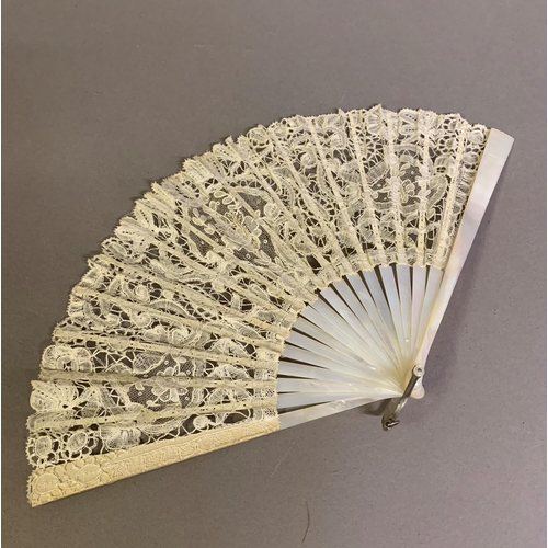 74 - An early 20th century Brussels Mixed lace fan, the leaf mounted on white Mother of Pearl, a central ... 