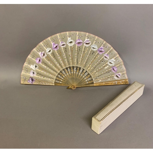 36 - A light and airy early 20th century fan, the monture of pale horn, gilded and silvered, the cream ga... 