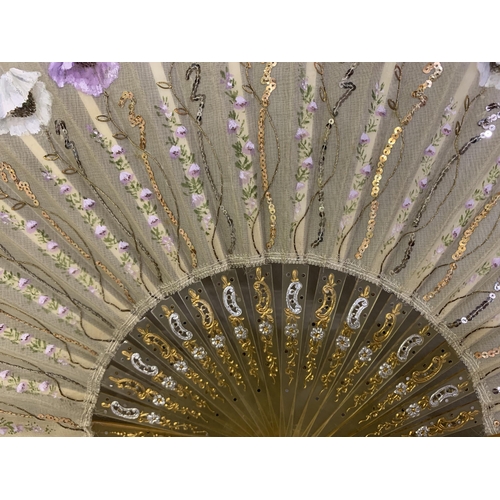 36 - A light and airy early 20th century fan, the monture of pale horn, gilded and silvered, the cream ga... 