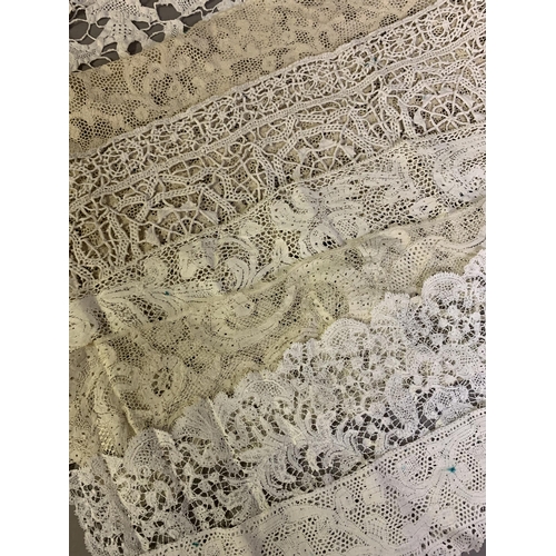 202 - Antique lace: a good assortment of late 18th century and 19th century lace fragments and flounces, s... 