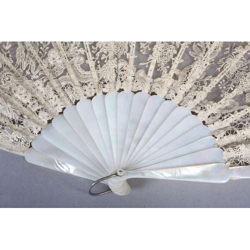 77 - A good early 20th century Brussels Mixed lace fan, the cream leaf mounted on white mother of pearl, ... 