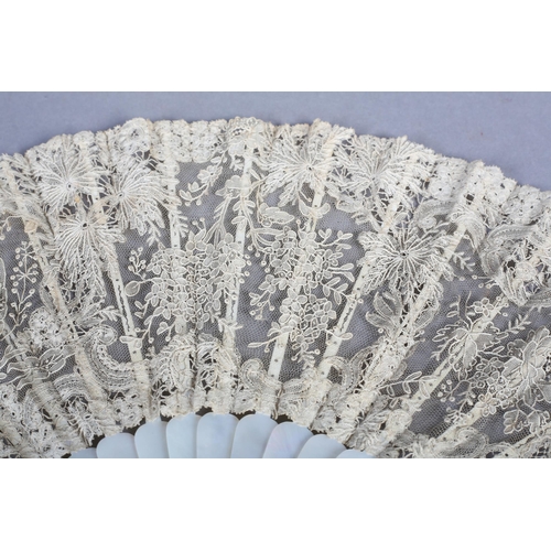 77 - A good early 20th century Brussels Mixed lace fan, the cream leaf mounted on white mother of pearl, ... 