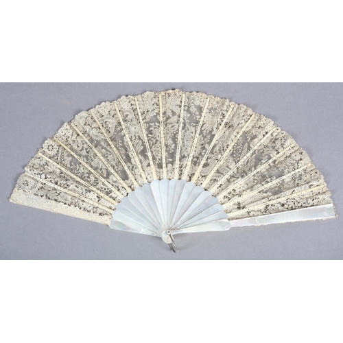 77 - A good early 20th century Brussels Mixed lace fan, the cream leaf mounted on white mother of pearl, ... 