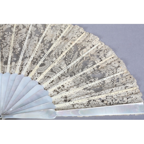 77 - A good early 20th century Brussels Mixed lace fan, the cream leaf mounted on white mother of pearl, ... 