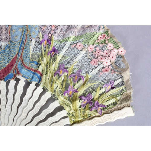 88 - Ann Collier: The Japanese Geisha, a large incised bone fan with bobbin and needle lace leaf in fonta... 