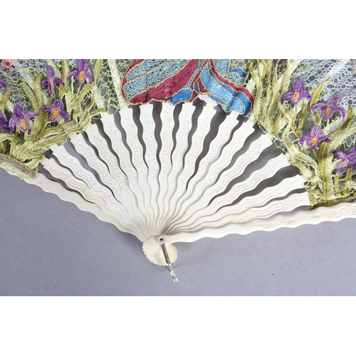 88 - Ann Collier: The Japanese Geisha, a large incised bone fan with bobbin and needle lace leaf in fonta... 