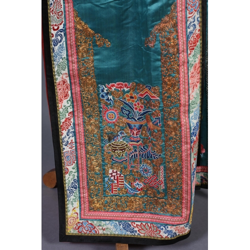 340 - Lot amendment: This skirt has only one panel, in other words it is just half a skirt. Chinese embroi... 