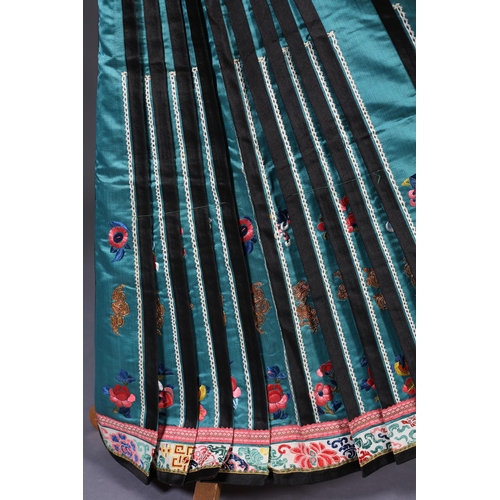 340 - Lot amendment: This skirt has only one panel, in other words it is just half a skirt. Chinese embroi... 