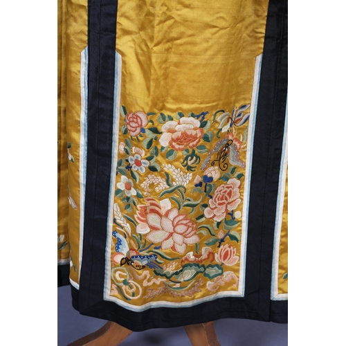 341 - Chinese embroidery Qing dynasty: a fine and long Chinese skirt, the background silk in strong yellow... 