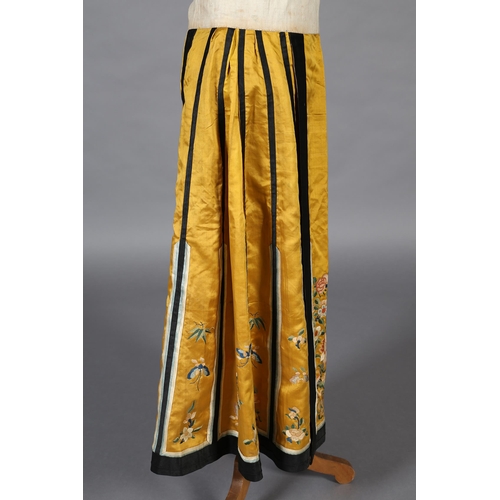 341 - Chinese embroidery Qing dynasty: a fine and long Chinese skirt, the background silk in strong yellow... 