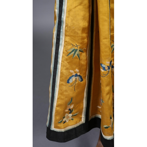 341 - Chinese embroidery Qing dynasty: a fine and long Chinese skirt, the background silk in strong yellow... 