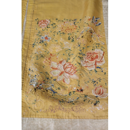 341 - Chinese embroidery Qing dynasty: a fine and long Chinese skirt, the background silk in strong yellow... 