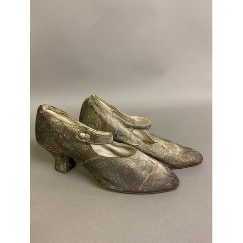 286 - A good pair of 1920’s evening shoes, silk lamé in silver and raspberry, ankle strap, button fastenin... 