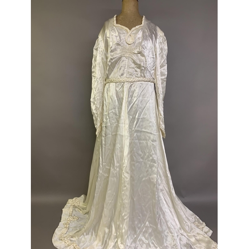 289 - A 1930’s style full-length cream wedding dress, worn in the 1950's, in Yorkshire, the sweetheart nec... 