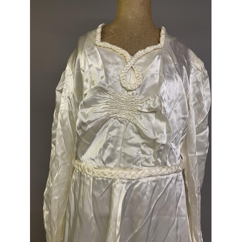 289 - A 1930’s style full-length cream wedding dress, worn in the 1950's, in Yorkshire, the sweetheart nec... 