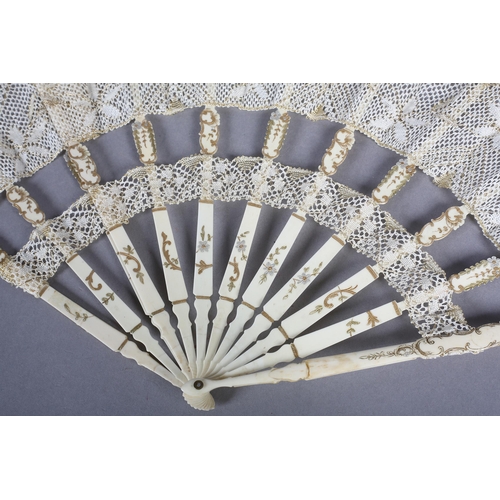 95 - Ann Collier: a cream bobbin lace fan in cabriolet form, the bone monture shaped and lightly gilded, ... 