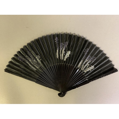 86 - A large Limerick lace fan c 1890’s, the leaf designed with a central harp, the remaining leaf a mean... 