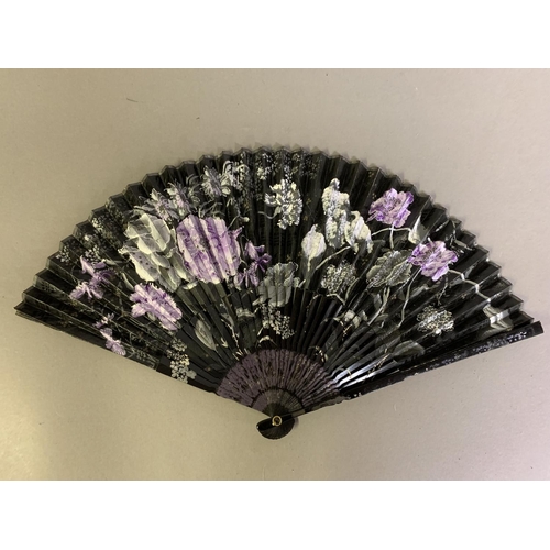 86 - A large Limerick lace fan c 1890’s, the leaf designed with a central harp, the remaining leaf a mean... 