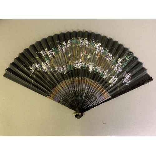 86 - A large Limerick lace fan c 1890’s, the leaf designed with a central harp, the remaining leaf a mean... 