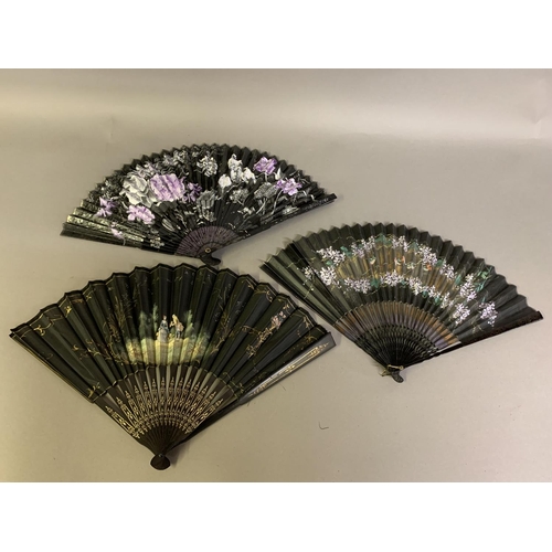 86 - A large Limerick lace fan c 1890’s, the leaf designed with a central harp, the remaining leaf a mean... 