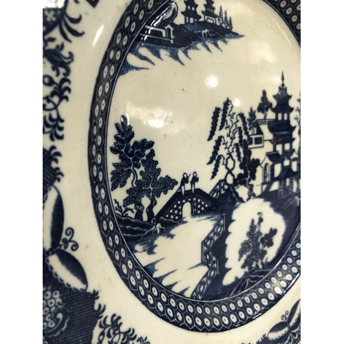 16 - Early 19th century Spode pearl ware blue and white plate, with scalloped edge decorated with pagoda ... 