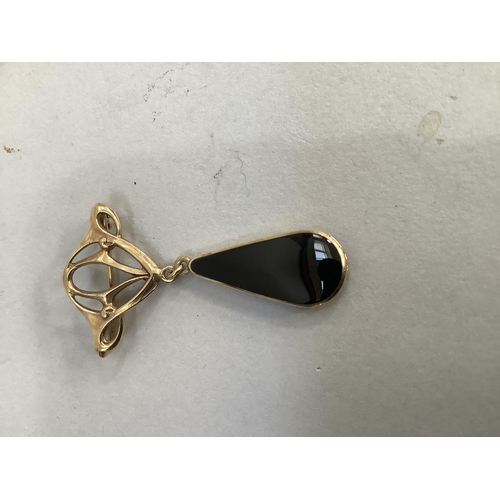 386 - An Art Nouveau style brooch in 9ct gold by Douglas Scott Walker, the pear shaped cabochon onyx penda... 