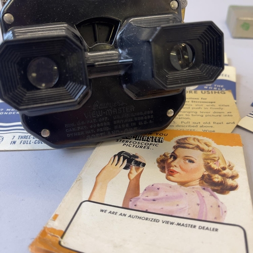 91 - An early Sawyers Viewmaster 3D image viewer, 12 discs showing animals, landscapes and people includi... 