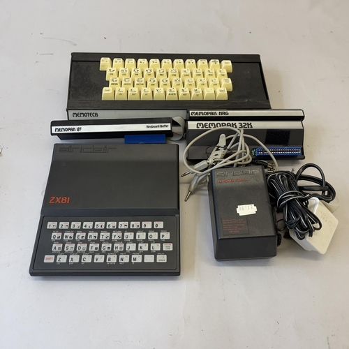 92 - A Sinclair ZX81 home computer, complete with Memopak Keyboard, Memopak memory expansion modules and ... 